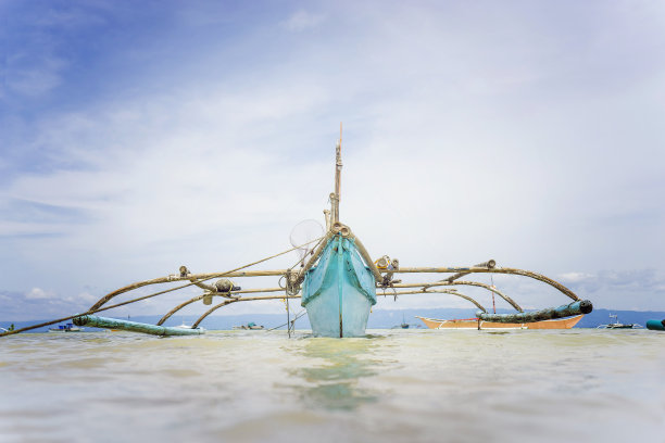 美丽的亚洲热带海滩与木船图片下载