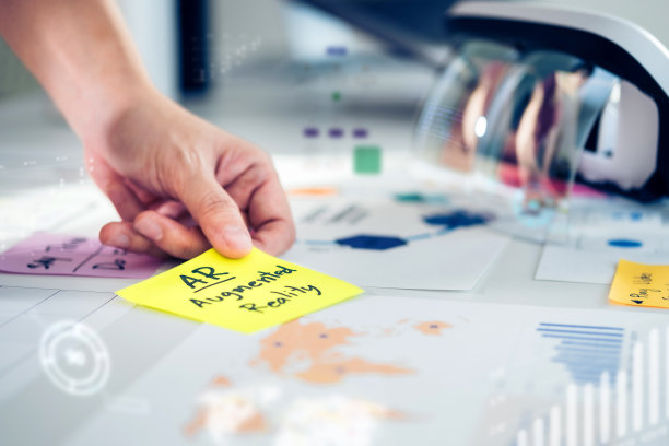 近手触摸增强现实词在便利贴与ar眼镜模拟设计在办公室的桌子上工作。虚拟现实的发展过程概念图片下载