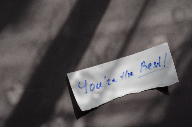 在一张白纸上手写的“你是最好的”。图片下载