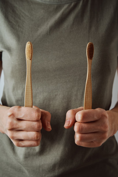 女人拿着竹牙刷，特写图片下载