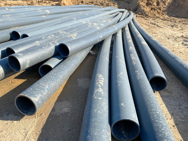 聚丙烯管仓库。有生产塑料管的挤出机的车间。高速挤出生产线图片下载