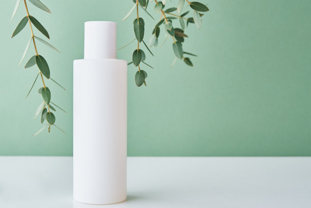 化妆品美容模型。粉彩背景上的白色瓶子图片下载