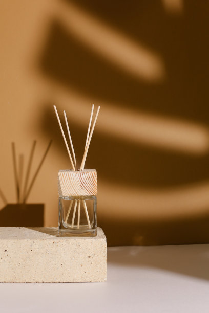 放松水疗场景中的草药和精油治疗设备图片下载