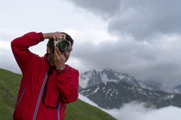 摄影师拍摄雾蒙蒙的山景背景图片下载