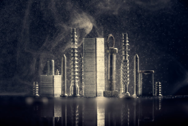 抽象的全景城市照明与反射的强光，由金属螺栓，订书机的订书钉和螺母铬制成。黑色背景与散景和烟雾。图片下载