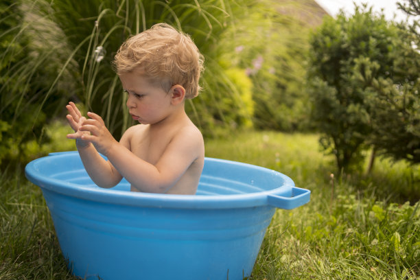 夏天，婴儿在花园里洗澡图片下载