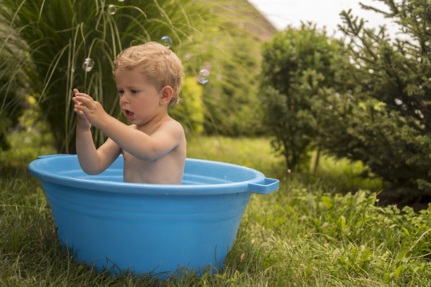 夏天，婴儿在花园里洗澡图片下载
