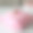 舒适的婴儿床和粉红色的拼布毯子。婴儿床上用品。婴儿床上用品和纺织品。午睡和睡眠时间图片下载