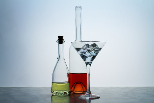 黄色塑料浮标的特写图像用绳子连在一起，躺在海滩和大海上。完美的暑假在海上或海洋。图片下载