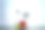 黄色塑料浮标的特写图像用绳子连在一起，躺在海滩和大海上。完美的暑假在海上或海洋。图片下载