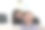 男人正在家里读书。女人闭上眼睛图片下载