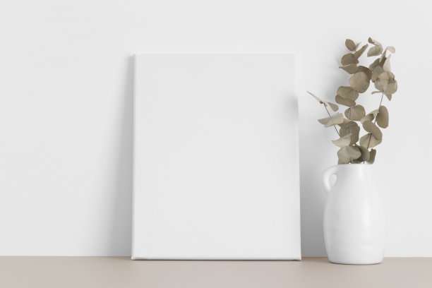 米色桌子上有桉树的白色帆布模型。图片下载