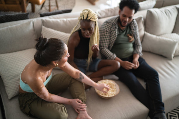 朋友们在一起看电视，在家里聊天图片下载