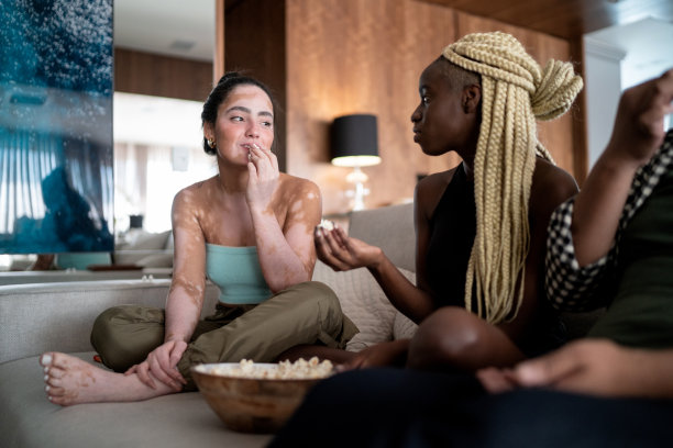 朋友们在一起看电视，在家里聊天图片下载