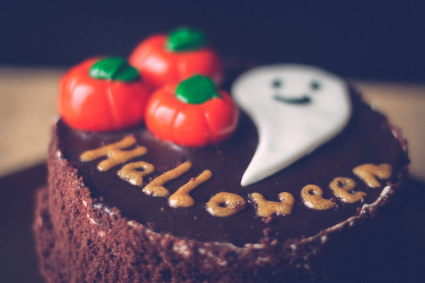 万圣节概念-美味的巧克力蛋糕万圣节与南瓜，鬼和题字万圣节图片下载