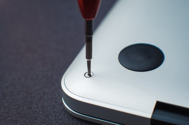 熟练使用损坏笔记本电脑的磁力螺丝起子工具旋开小螺丝图片下载