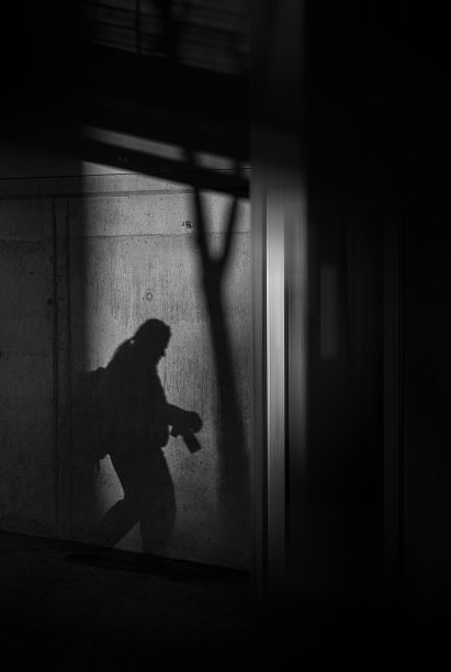 追逐光和影，街头剪影的一个摄影师的影子。图片下载