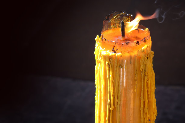 近距离燃烧的蜡烛从佛教寺庙图片下载