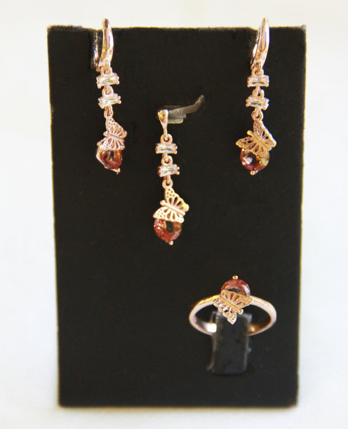 女士黄金首饰，戒指，耳环，吊坠图片下载