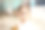 小女孩在玩放大镜图片下载