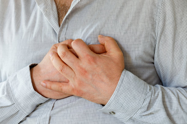 那个穿衬衫的男人紧紧抓住他的心图片下载