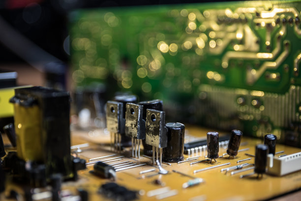 电子微电路的程式化照片。微电路，接触器，电子学，主板。黑色背景。电子器件的微距摄影。图片下载