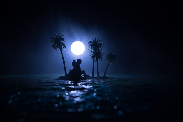 未来主义的夜晚景观与抽象的景观和岛屿，月光，照耀。黑暗的自然场景与水中光线的反射，霓虹灯蓝光。暗霓虹灯圆形背景。金字塔图片下载