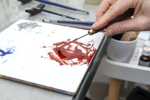 难以辨认的女人用手在陶瓷盘子上作画图片下载