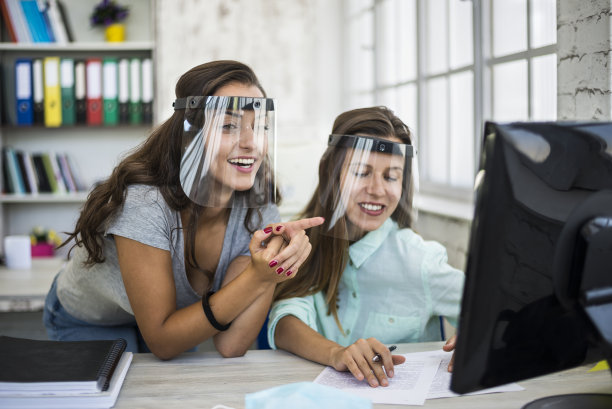 办公室工作时只戴安全帽图片下载