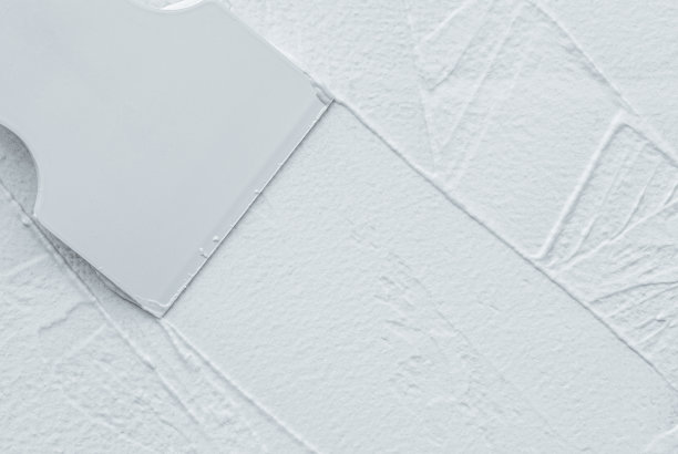 室内整理工作，抹刀应用白色腻子在墙上，复制空间图片下载