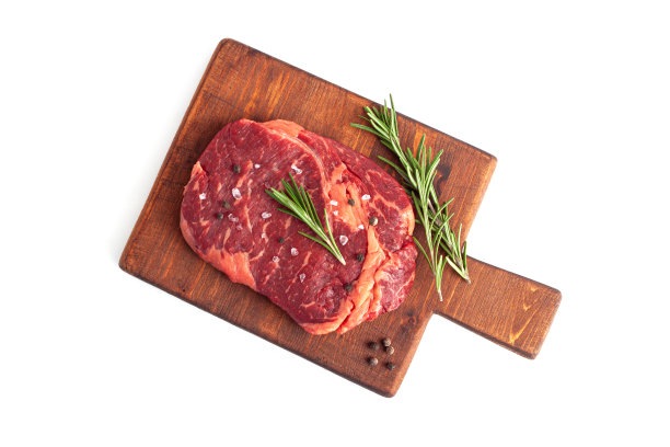 生肋眼牛排与迷迭香孤立在白色背景图片下载