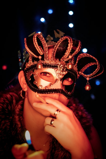 戴面具的年轻女子。图片下载