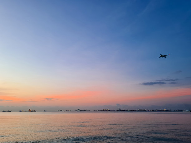 飞机在空中，日出在东海岸公园，新加坡图片下载