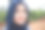 在日光下的户外，在大自然中，快乐的亚洲穆斯林妇女戴着头巾对着镜头微笑图片下载