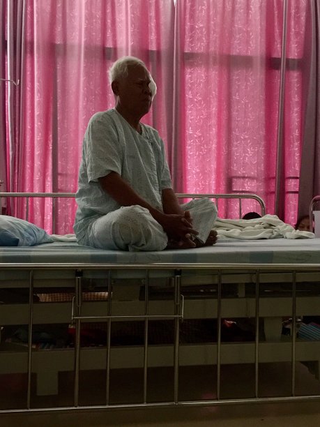 住院的老人坐在病床上图片下载