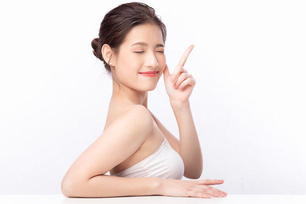 肖像美丽年轻的亚洲女人干净清新裸露的皮肤概念。亚洲女孩美容面部护肤保健，面部护理，完美肌肤，自然妆容。孤立在白色背景上。图片下载