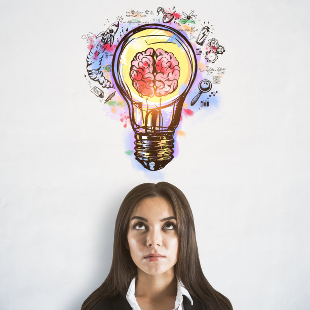 想法和头脑风暴的概念与女商人和手写的草图灯泡与人的大脑在混凝土墙的背景图片下载