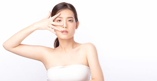 描绘美丽年轻的亚洲女性洁净清新裸露皮肤的概念。亚洲女孩美容护肤健康养生，面部护理，完美肌肤，自然妆容。孤立在白色背景上。图片下载
