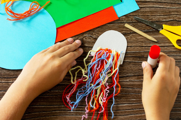 步骤4的指令。夏季木偶章鱼玩具。手工制作的。手工制作的。儿童创意项目，儿童手工艺品。图片下载