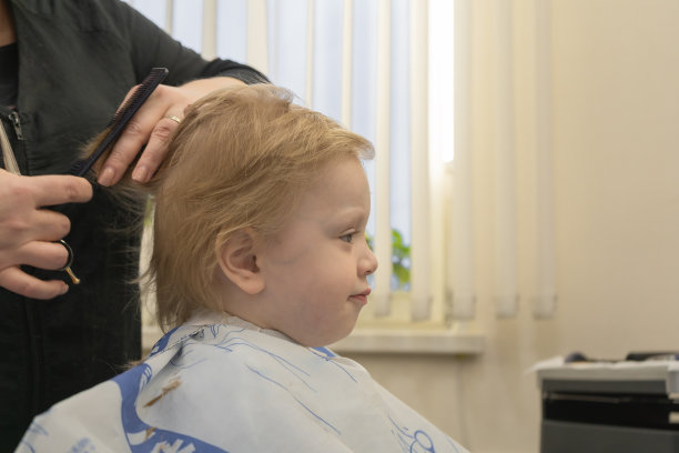 男孩理发图片下载