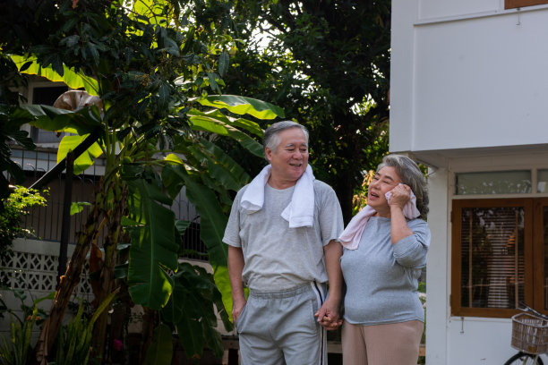 亚洲老年夫妇在家里一起锻炼图片下载