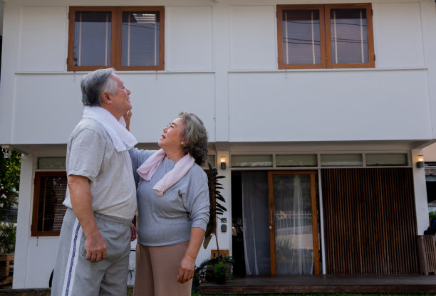 亚洲老年夫妇在家里一起锻炼图片下载