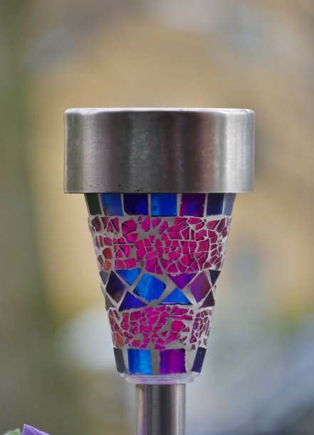 太阳能灯与玻璃碎片近距离图片下载