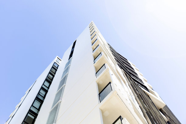 现代公寓楼，天空背景与复制空间图片下载