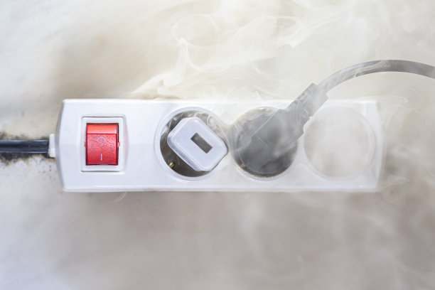 屋内烧电线电缆和插座插座插头，照片模糊，概念模糊背景，选择性聚焦。图片下载