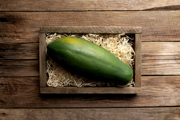 新鲜的热带木瓜水果在一个木制的背景木盒子图片下载