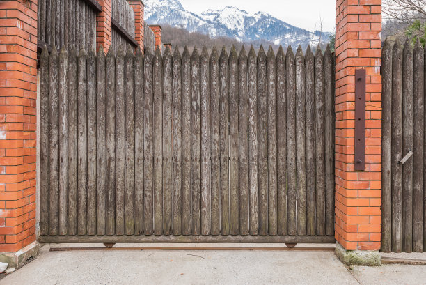 村子里房子旁边的木门。图片下载