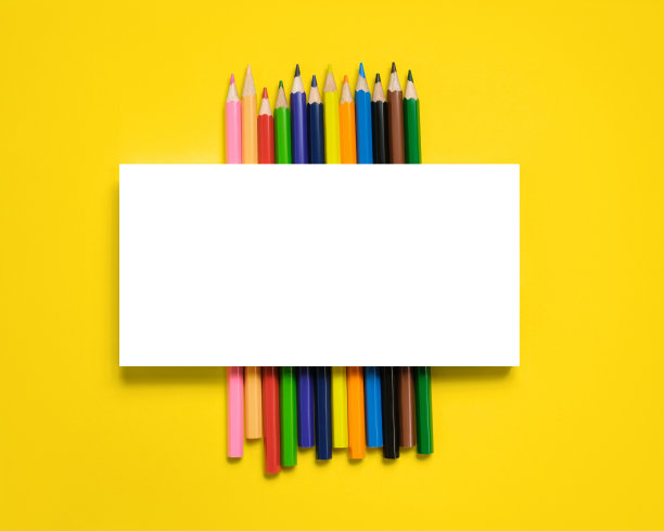 彩色铅笔在黄色的背景上，为你的文本留出空间图片下载