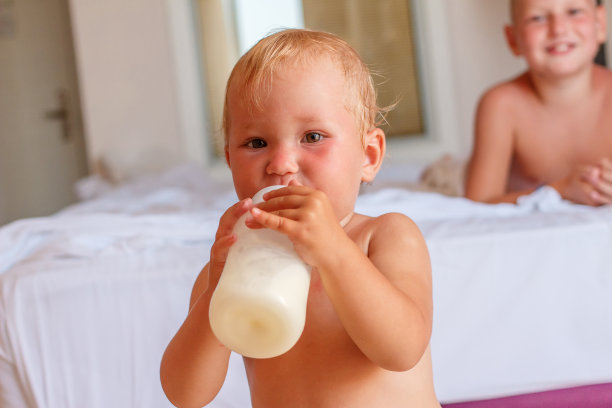 女婴用瓶子喝牛奶图片下载