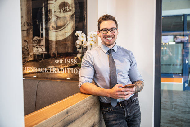 咖啡馆里微笑的年轻商人肖像图片下载